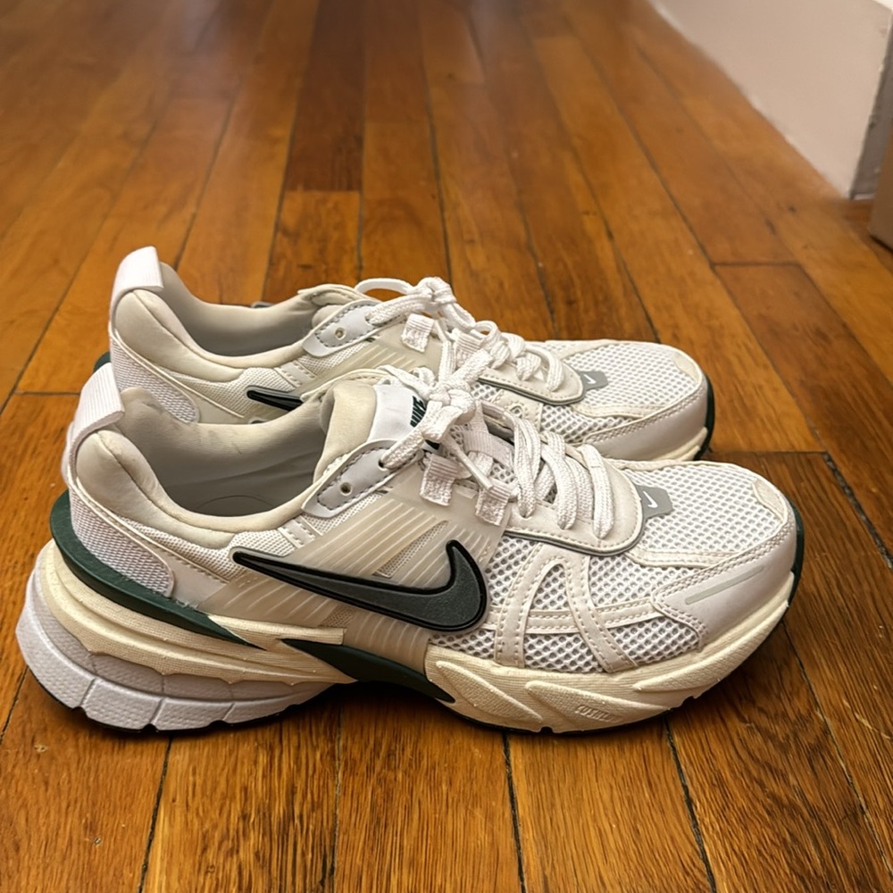 Nike V2K Run - green accents - W7.5